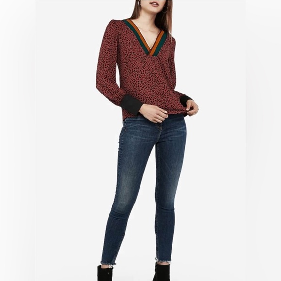 💋Unique V-Neck Wine Red & Black W/ Black Button Up  Cuffs Blouse - Picture 4 of 4